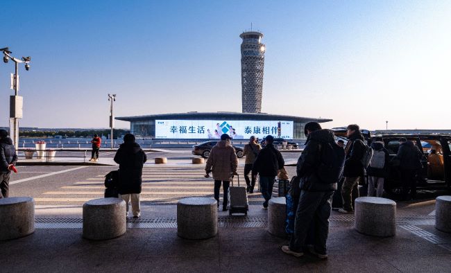 青島膠東機(jī)場戶外 LED 大屏：旅程起點(diǎn)的視覺門戶