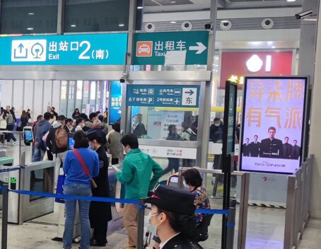 第一戶外傳媒-上海虹橋站到達層獨立刷屏機