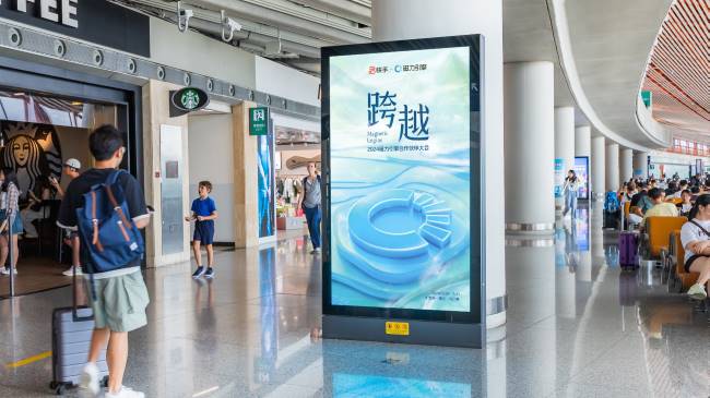 第一戶外傳媒-北京首都機場T3出發區落地燈箱廣告