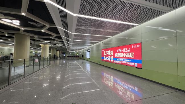 深圳地鐵錦龍站超級燈箱：站廳層的視覺獨占載體