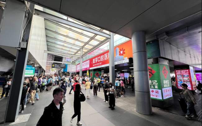 深圳羅湖口岸門楣燈箱：跨境客流的視覺門檻載體