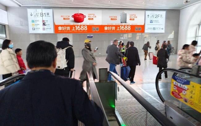 第一戶外傳媒-杭州東站進出站交匯層扶梯正對墻面燈箱廣告