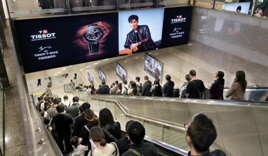 第一戶外傳媒-上海虹橋站站臺層出站梯頂燈箱