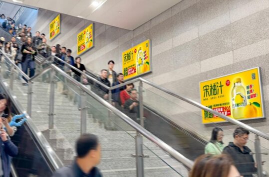 第一戶外傳媒-上海虹橋站出站通道扶梯墻面感應燈箱