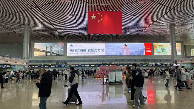 第一戶外傳媒-哈爾濱機場安檢區上方大屏廣告