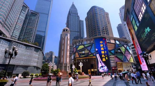 正對城市地標：重慶解放碑金鷹財富中心豎版LED大屏廣告