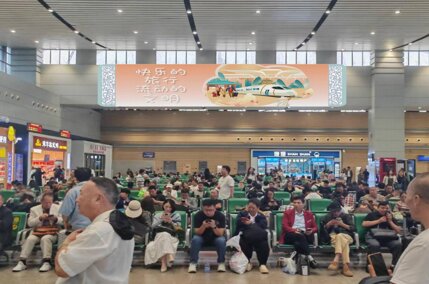 第一戶外傳媒-衡陽東站候車大廳燈箱廣告