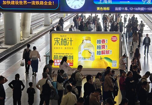第一戶外傳媒-杭州東站站臺層落地燈箱