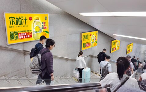 第一戶外傳媒-杭州東站出站通道扶梯墻面燈箱