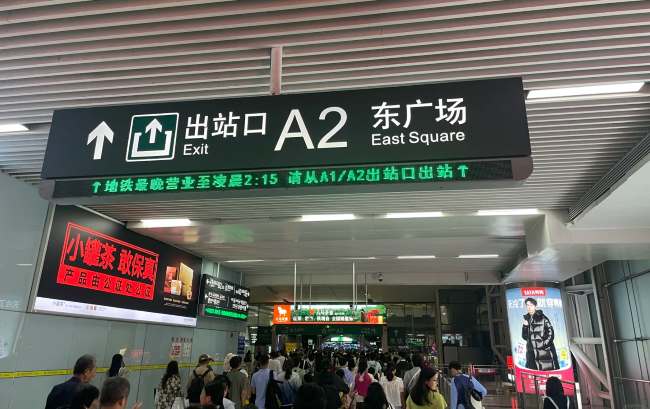 四個出站口正上方布局：深圳北站到達楣頭燈箱廣告