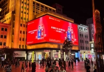 北京王府井百貨 LED 大屏：金街核心的直角雙面傳播載體