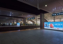 重慶北站站臺層立式燈箱：西南樞紐的出站必看傳播載體