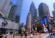 正對(duì)城市地標(biāo)：重慶解放碑金鷹財(cái)富中心豎版LED大屏廣告