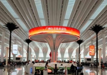 候車(chē)大廳幾何中心的品牌陣列：廣州白云站三角立柱燈箱廣告