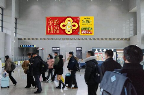 第一戶外傳媒-上海金山北站候車室墻面燈箱