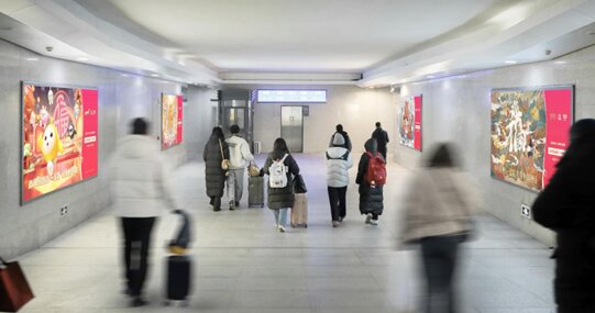 第一戶外傳媒-海寧西站進出站通道墻面燈箱