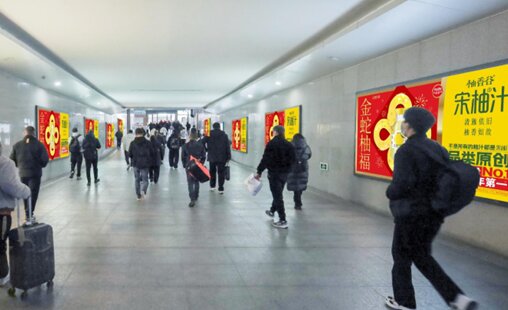 第一戶外傳媒-嘉善南站進出站通道墻面燈箱