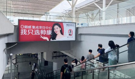 第一戶外傳媒-余姚北站站臺層出站梯頂燈箱