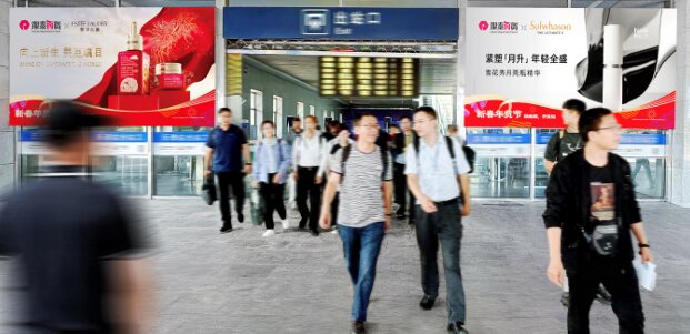 第一戶外傳媒-樂清站出站口兩側隔斷燈箱