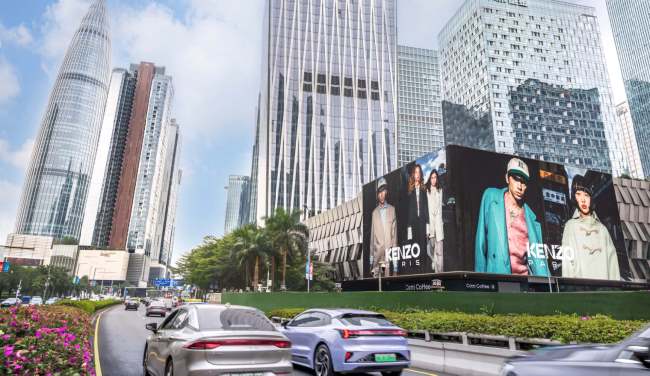 第一戶外傳媒-深圳灣萬象城折角雙面大屏廣告