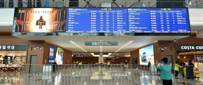 第一戶外傳媒-成都天府機場T2國內到達行李廳出口外側上方LED大屏廣告