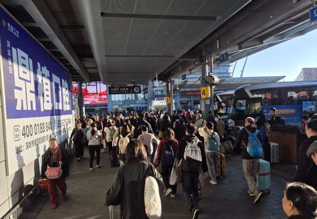 第一戶外傳媒-深圳灣口岸連廊燈箱廣告