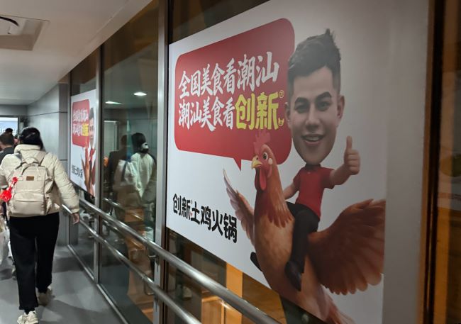 第一戶外傳媒-揭陽潮汕機場廊橋玻璃墻貼廣告