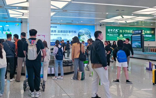 第一戶外傳媒-濟南遙墻機場國際到達行李提取區墻面燈箱
