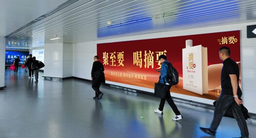 第一戶外傳媒-濟南遙墻機場國際到達通道指廊與老廳連接處墻面燈箱