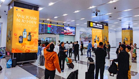 第一戶外傳媒-濟南遙墻機場國際到達迎客大廳包柱燈箱