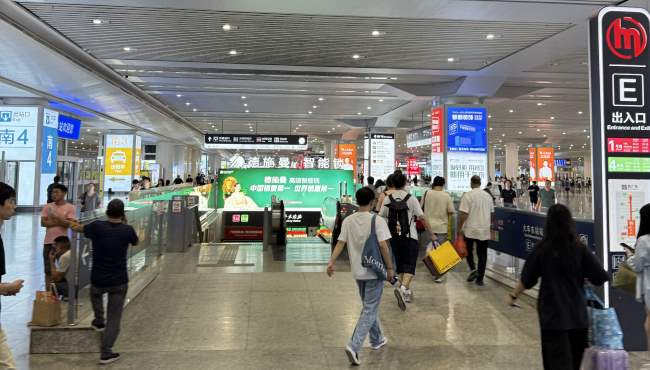 第一戶外傳媒-杭州東站換乘大廳燈箱廣告