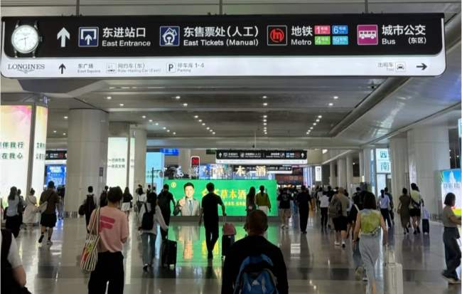 第一戶外傳媒-杭州東站地鐵出入口落地燈箱廣告