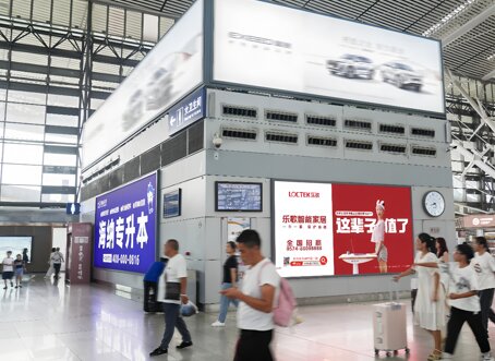 第一戶外傳媒-青島北站候車大廳品牌燈箱