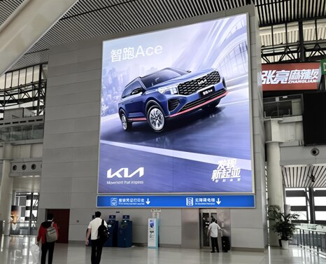 第一戶外傳媒-青島北站候車大廳西側直梯墻面燈箱