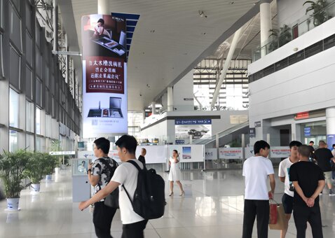 第一戶外傳媒-青島北站西進站大廳包柱燈箱