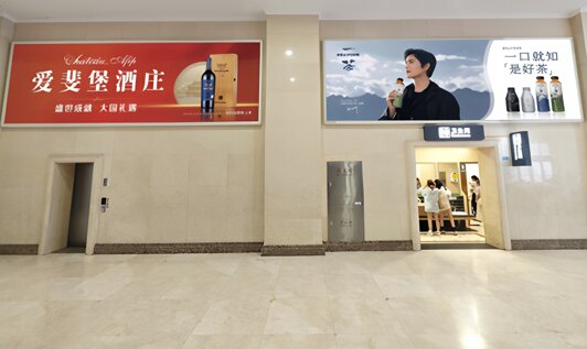 第一戶外傳媒-青島站進站廳通道墻面燈箱