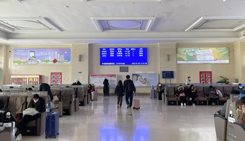 第一戶外傳媒-青島站候車室墻面燈箱