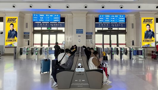 第一戶外傳媒-青島站候車室立柱燈箱