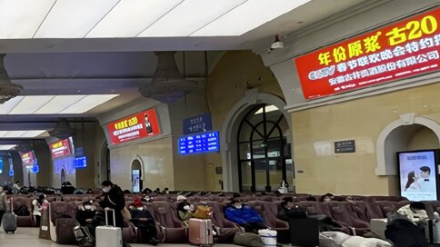 第一戶外傳媒-青島站南候車室墻面燈箱