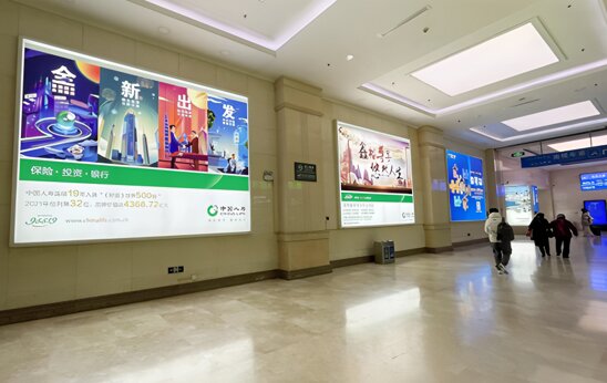 第一戶外傳媒-青島站南進站廳墻面燈箱