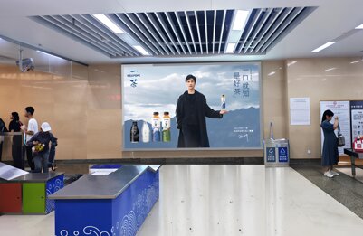 第一戶外傳媒-青島站東地下進站廳墻面燈箱