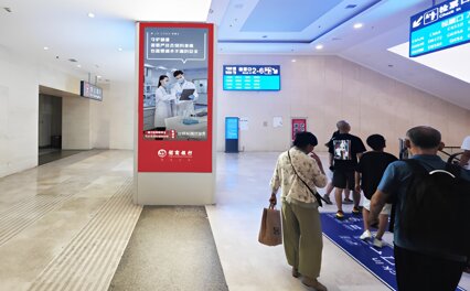 第一戶外傳媒-青島站東地下進站廳四方柱燈箱