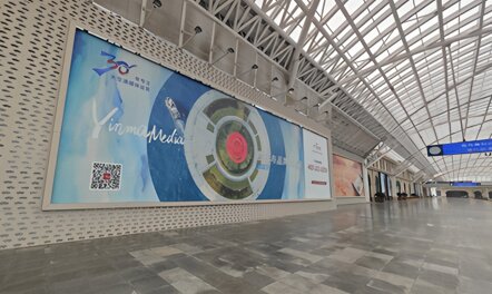 第一戶外傳媒-青島站站臺圍擋看板