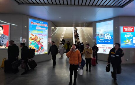 第一戶外傳媒-青島站出站通道斜面燈箱