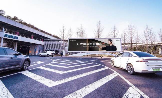 第一戶外傳媒-青島膠東機(jī)場(chǎng)停車場(chǎng)燈箱廣告