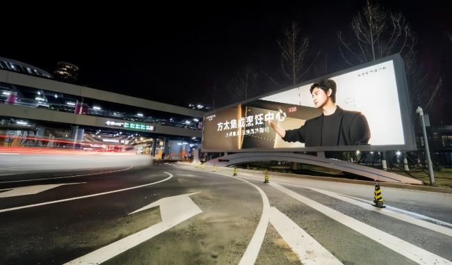 第一戶外傳媒-青島膠東機(jī)場(chǎng)停車場(chǎng)出入口超級(jí)燈箱廣告