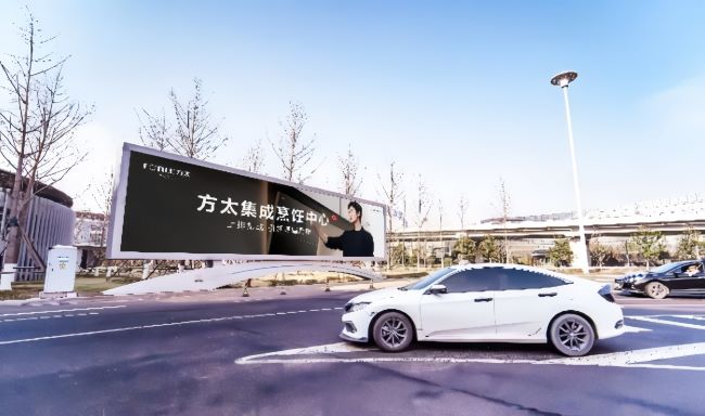 第一戶外傳媒-青島膠東機(jī)場(chǎng)戶外燈箱廣告