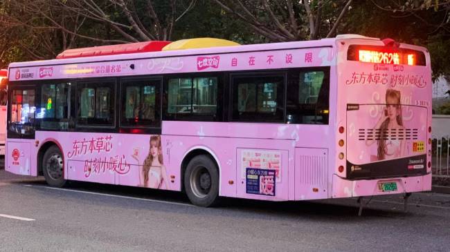 廣州公交車身廣告案例圖全粉色第一戶外傳媒從車尾角度拍攝
