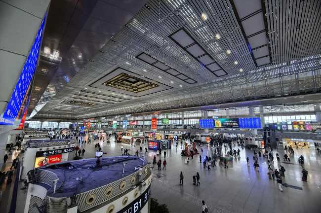 南京南站三層候車大廳第一戶外傳媒俯視拍攝廣告上刊情況實景圖 