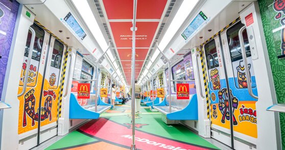 第一戶外傳媒-深圳地鐵創(chuàng)意內(nèi)包車廣告